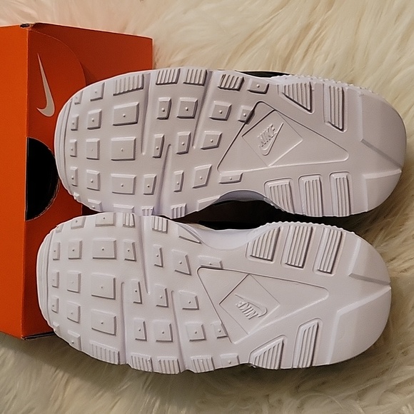 NWT Nike Sneakers - Picture 5 of 6